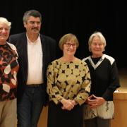 Vizebürgermeister mit Künstlerin