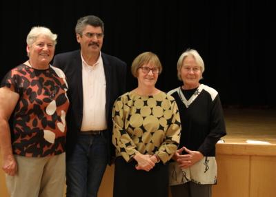 Vizebürgermeister mit Künstlerin