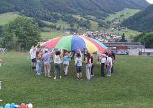 Spielende mit Schwungtuch