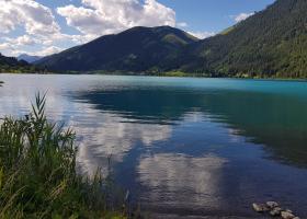 Malerischer Bergsee in den Alpen