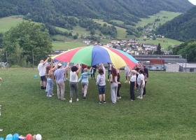 Spielende mit Schwungtuch