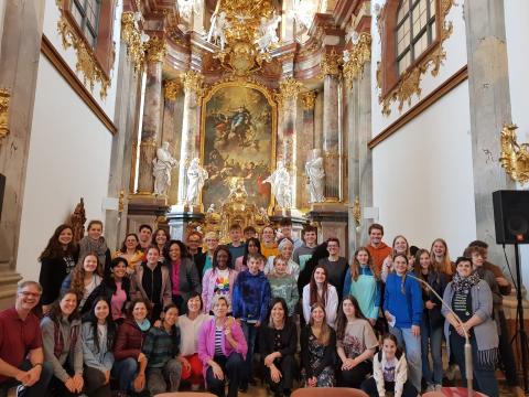 Gruppenbild mit Gen Verde in der Stiftskirche Wilhering
