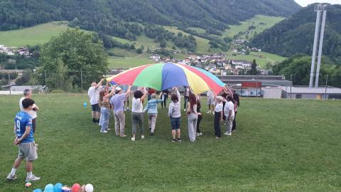 Spielende mit Schwungtuch