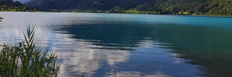 Malerischer Bergsee in den Alpen